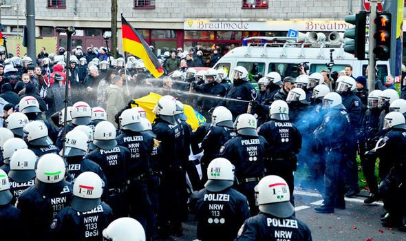 Gorąco w Kolonii przed Sylwestrem. Niemcy starli się z policją (video)
