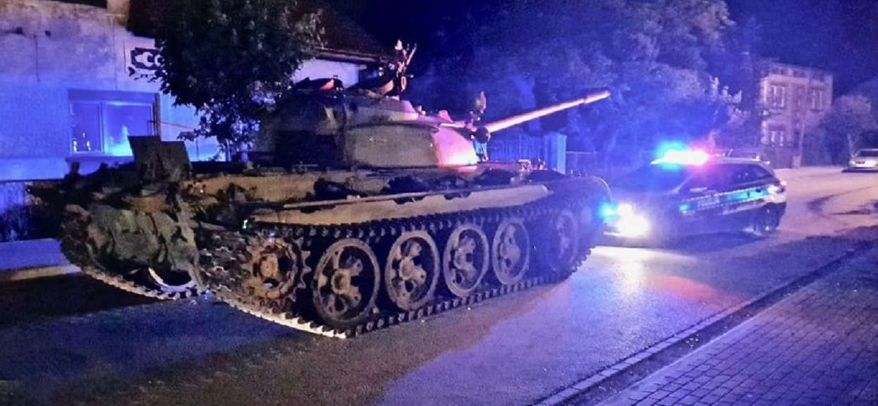 Aż ciężko uwierzyć, ale to nie żart. Nietrzeźwy mężczyzna jeździł czołgiem ulicami polskiego miasta