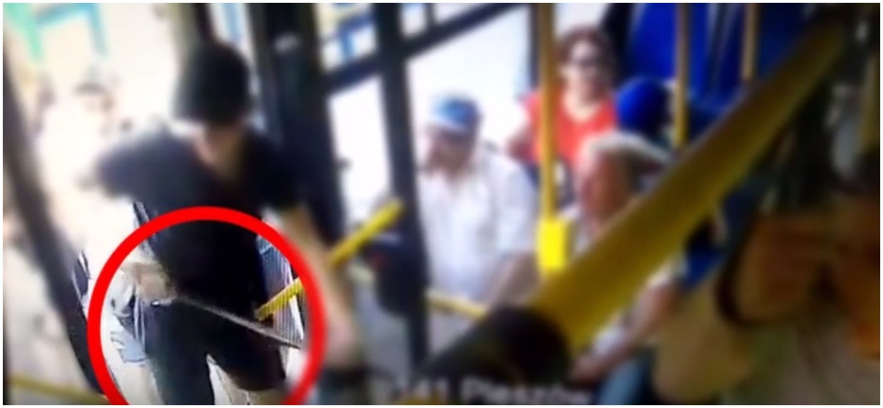 Kraków: Bandyci z maczetami zaatakowali niewinnych nastolatków w autobusie