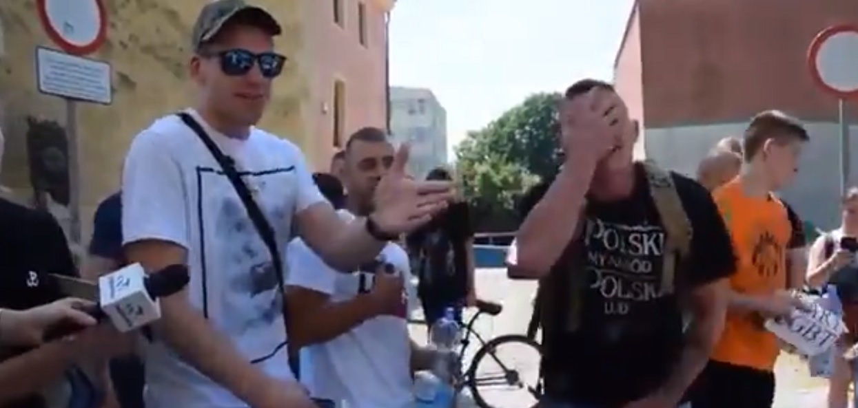 Narodowcy zaczepili dzieci na ulicy. Poszło o tęczę rysowaną na chodniku