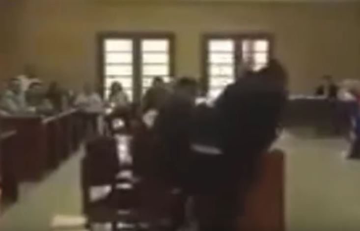 Niewiarygodna kompromitacja! Prezydent włączył porno podczas rozprawy sądowej (video)