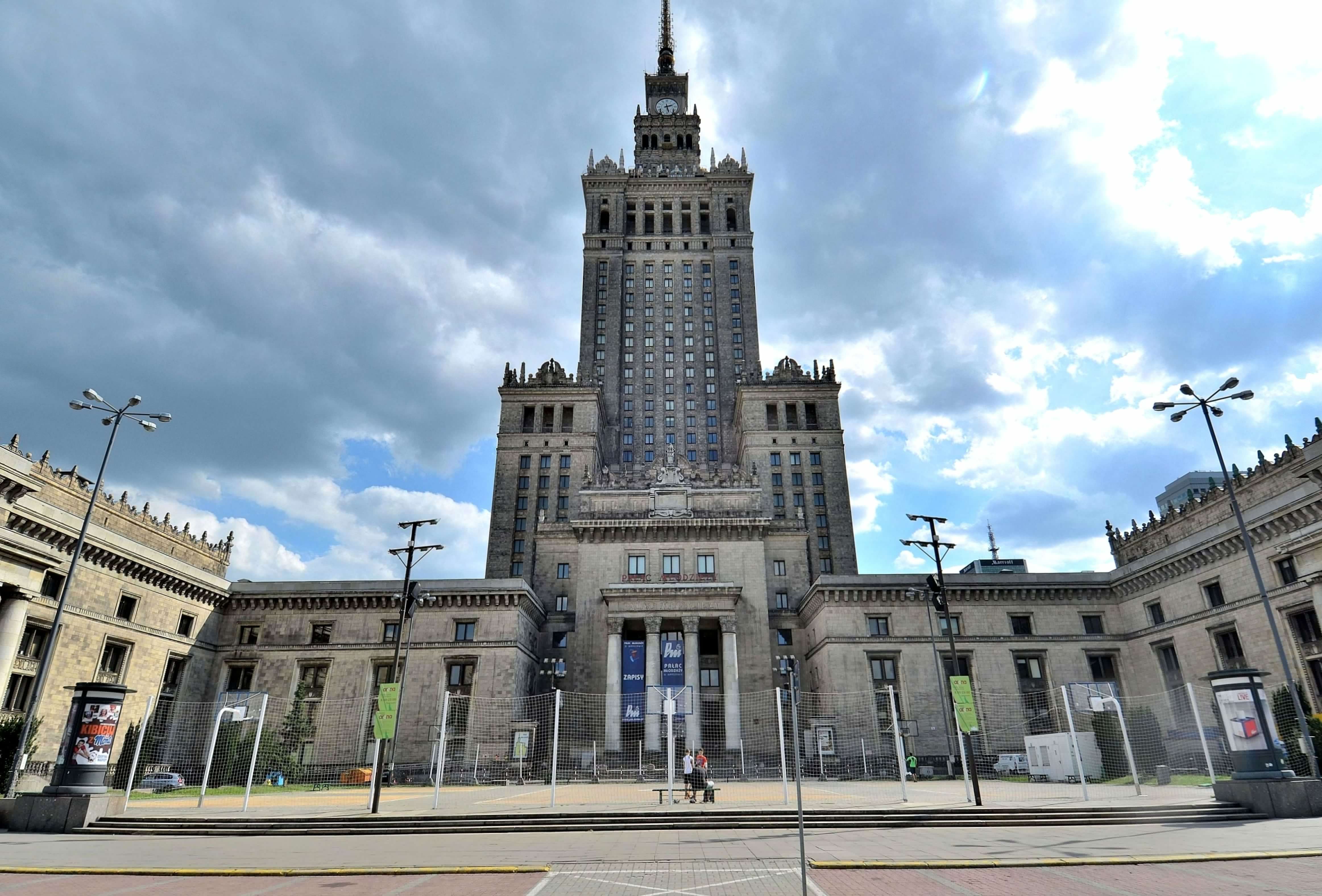 Awaryjne lądowanie samolotu lecącego do Warszawy. Na pokładzie może znajdować się bomba