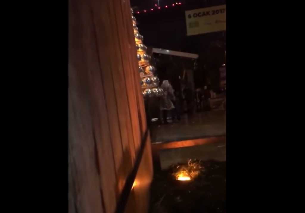 Masakra w Sylwestra, wyławiają ludzi z wody. Wyciekł brutalny film ze środka klubu ( VIDEO +18)