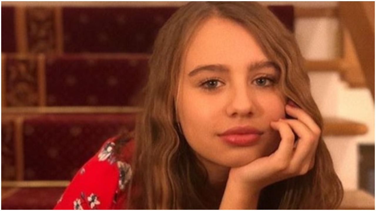 Oliwia Bieniuk pozuje do zdjęcia w odważnym stroju. Uwagę wszystkich przykuwa jeden szczegół