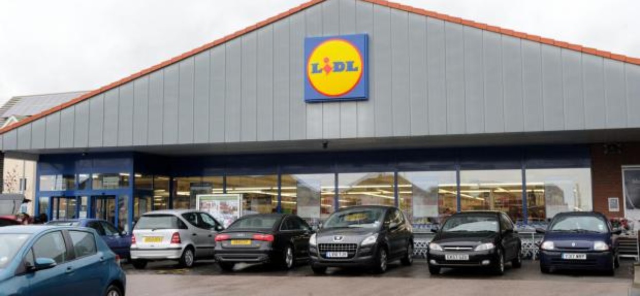 Lidl podsłuchuje swoich klientów w ich domach?! Niepokojące odkrycie konsumentów, marka musi się tłumaczyć