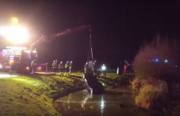 Bohaterowie z Polski oklaskiwani w Holandii. Uratowali trójkę małych dzieci z tonącego auta w lodowatej wodzie
