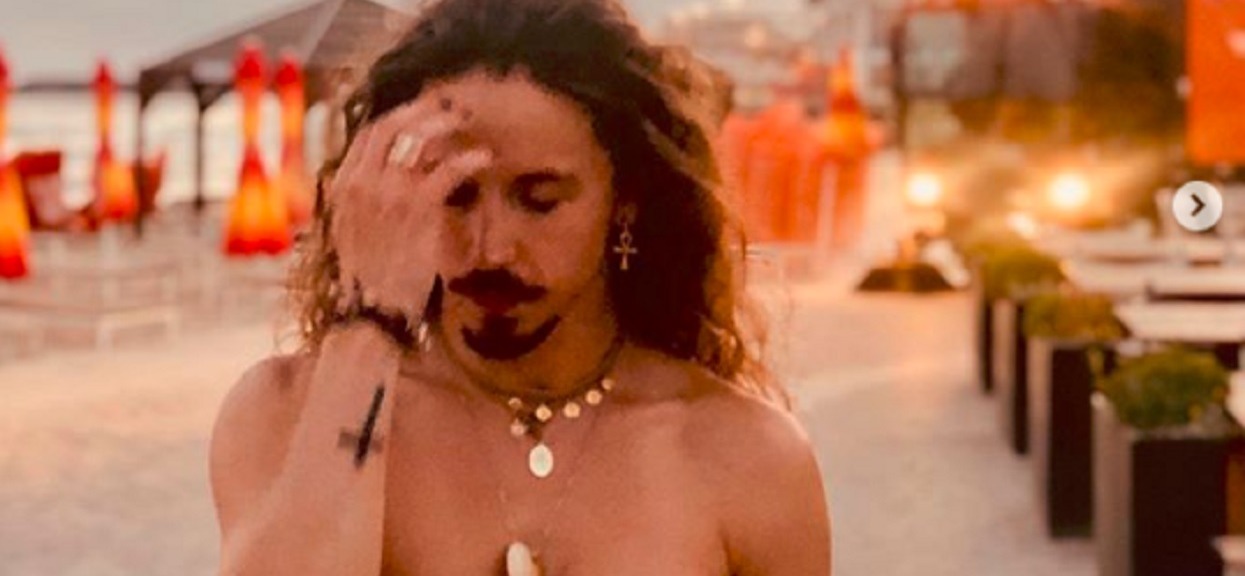 Michał Szpak sfotografowany na wakacjach w objęciach mężczyzny. Zdjęcie trafiło do sieci
