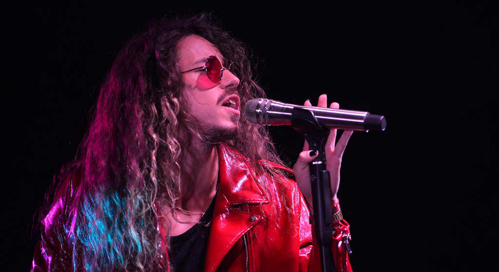 Michał Szpak wyszedł na miasto w samych majtkach. Nie uwierzycie, jaki dodatek wybrał do swojej stylizacji (FOTO)