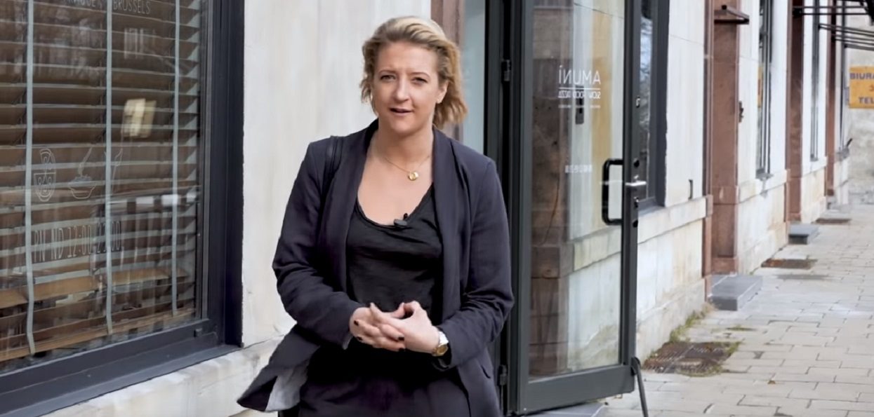 Lara Gessler wspomina swoje dzieciństwo. Aż trudno uwierzyć, co zapamiętała: "bułki z kefirem, fajki i piwko po pracy"