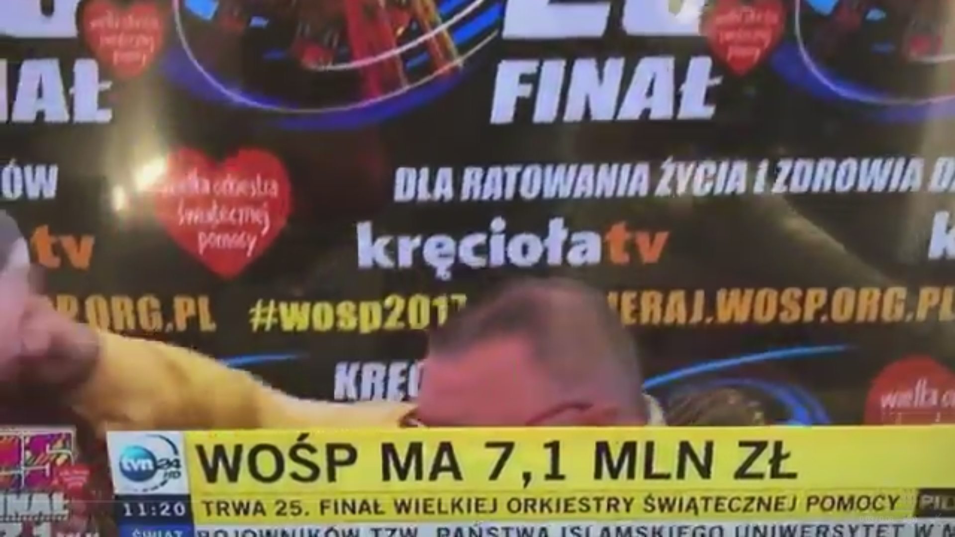 Wywrotka Owsiaka na konferencji prasowej. Krzesło zniknęło (video)