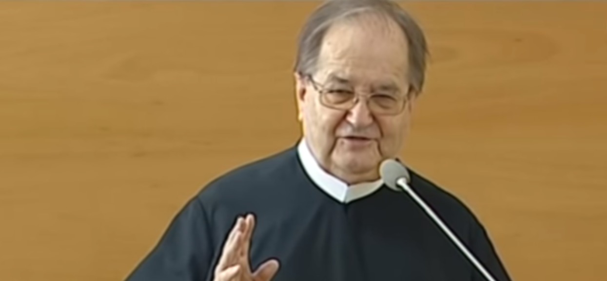 Co na to Tadeusz Rydzyk? Ekspert jego telewizji zdjął spodnie i pokazał nagie genitalia
