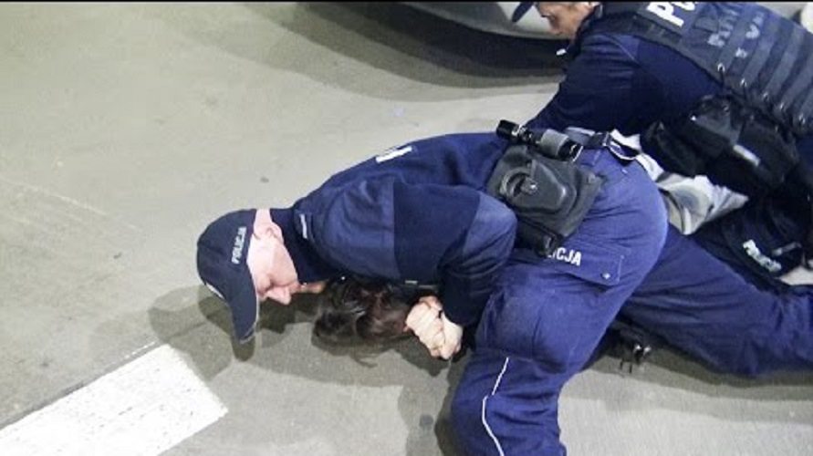 Skandaliczne zachowanie policji. Wardęga nie przyjął mandatu, więc zaczęli go dusić (VIDEO)