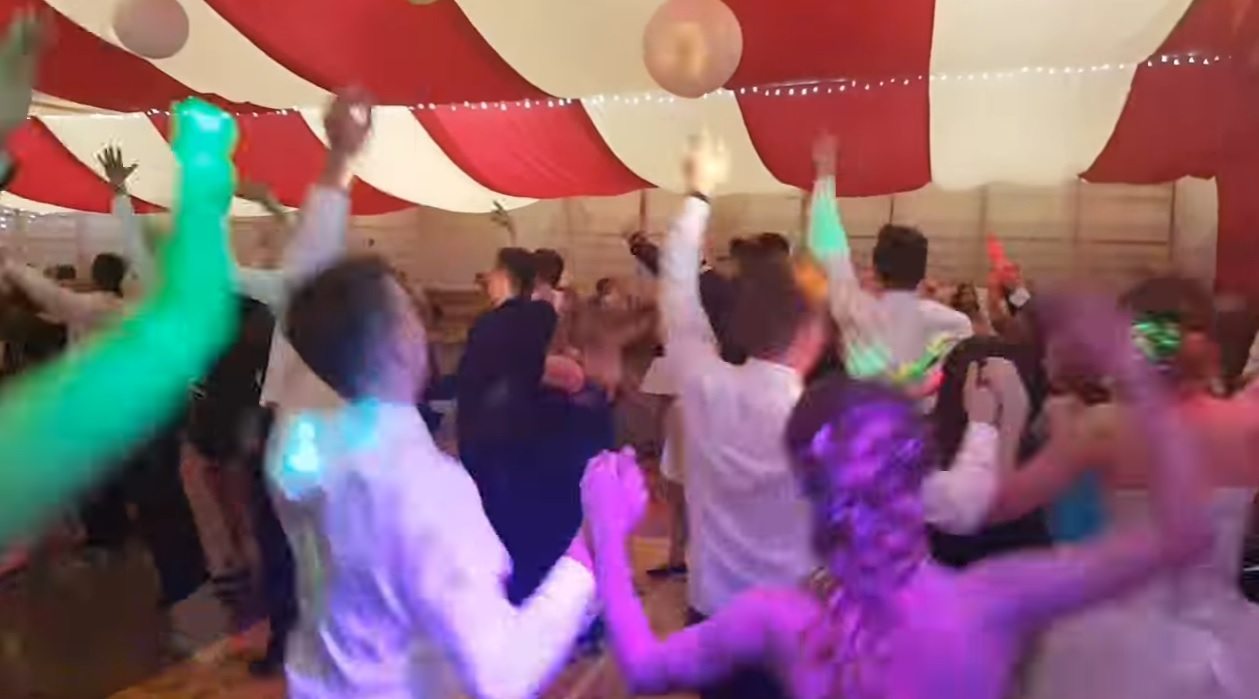 Rodzice w szoku. Nagle na studniówkowym polonezie: Kto nie skacze ten za.... (video)