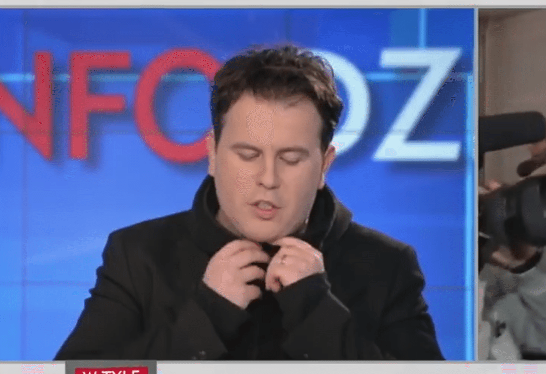 Nieoczekiwana manifestacja dziennikarza w TVP Info. Rozpiął bluzę a pod nią... (video)
