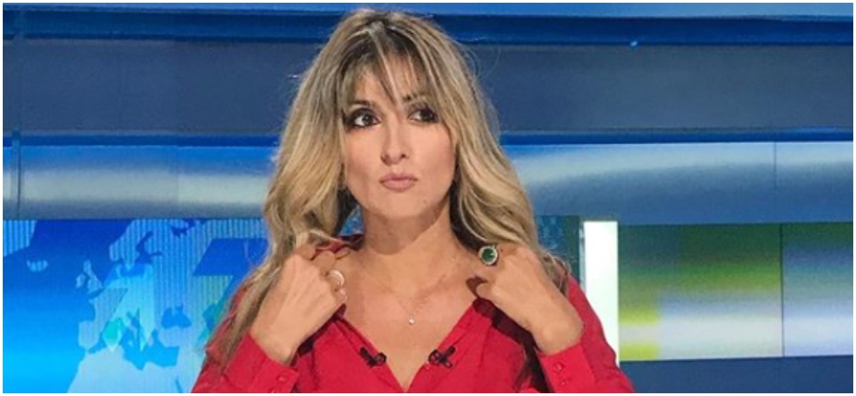 Fanom opadły szczęki. Karolina Szostak w luźnej, niechlujnej sukience ukryła brzuszek i figurę