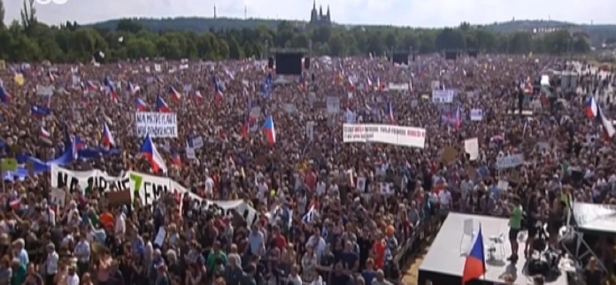 Czesi wyszli na ulice i masowo protestują. Bo nie chcą u siebie "drugiej Polski"