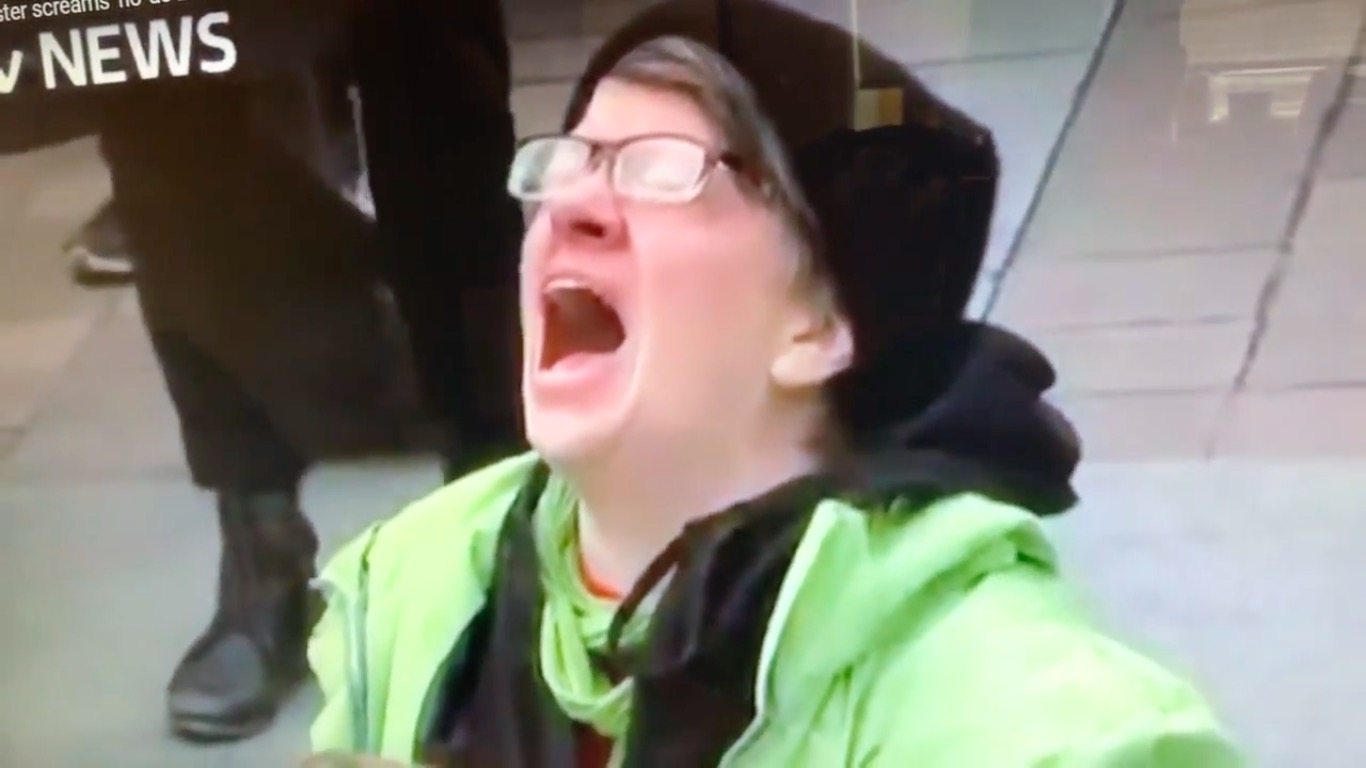 Kobieta jak opętana reaguje na zaprzysiężenie Trumpa. Internet eksplodował przeróbkami (video)