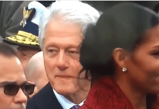Bill Clinton wgapiał się w pupę Melanii Trump. Hillary go przyłapała, jej mina bezcenna (VIDEO)