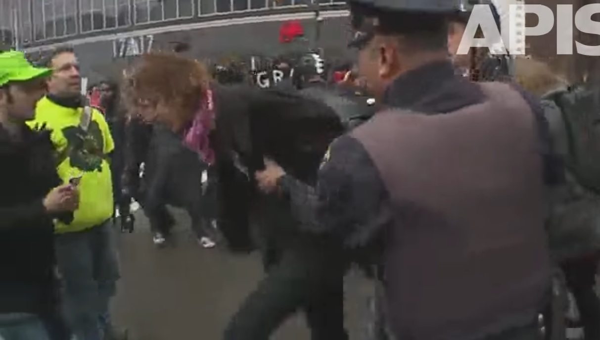 Przeciwnik Trumpa opluł policjanta. Szybko tego pożałował (video)