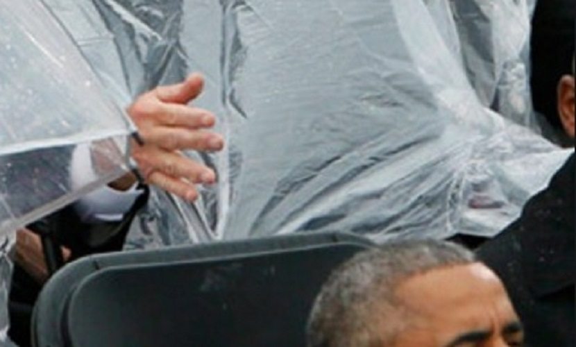 Kuriozalna sytuacja. Były prezydent USA zaatakowany przez... pelerynę (video + zdjęcia)