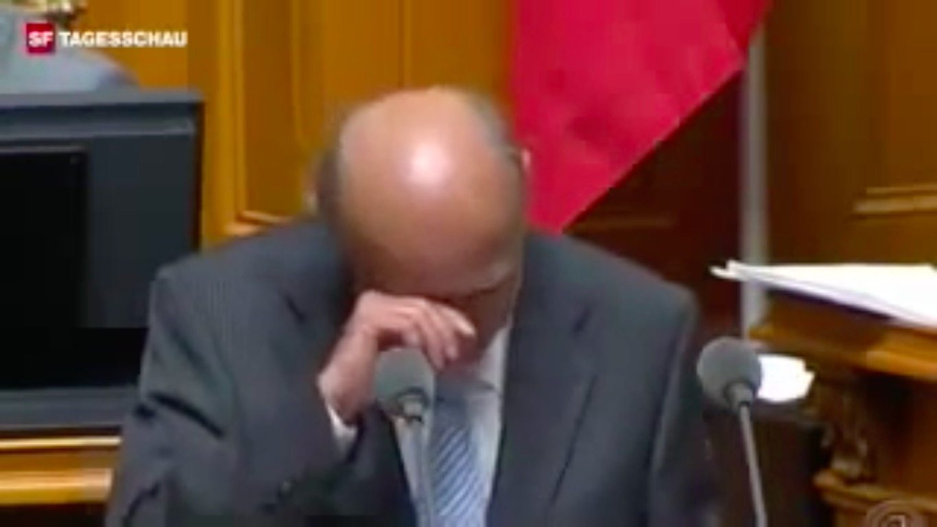 JKM przypomniał legendarne nagranie. Szwajcarski minister płacze ze śmiechu czytając przepisy UE (VIDEO)