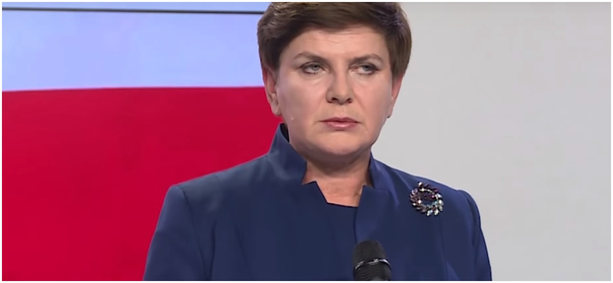 Ledwo zagrzała miejsce, a już kompromitacja. Zrobili zdjęcie Szydło w PE, schowała "prezent" od opozycji