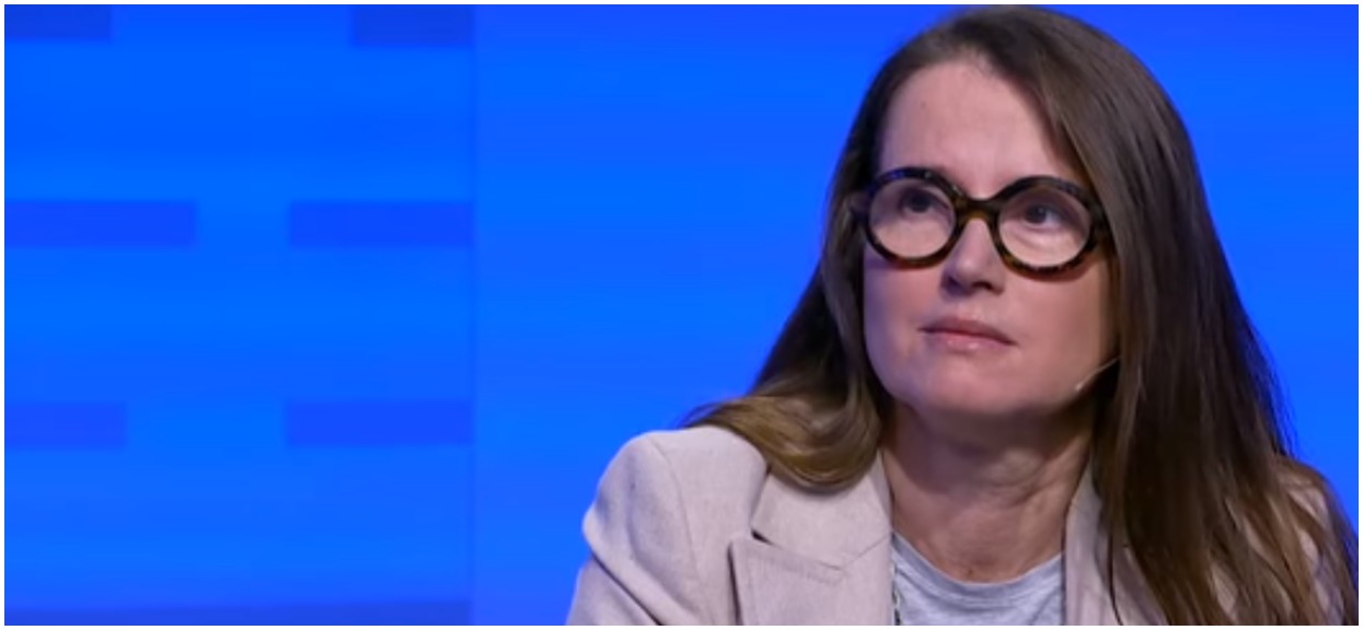 Monika Jaruzelska przerzuca siano. Tylko koszula zasłania jej naturalne ciało
