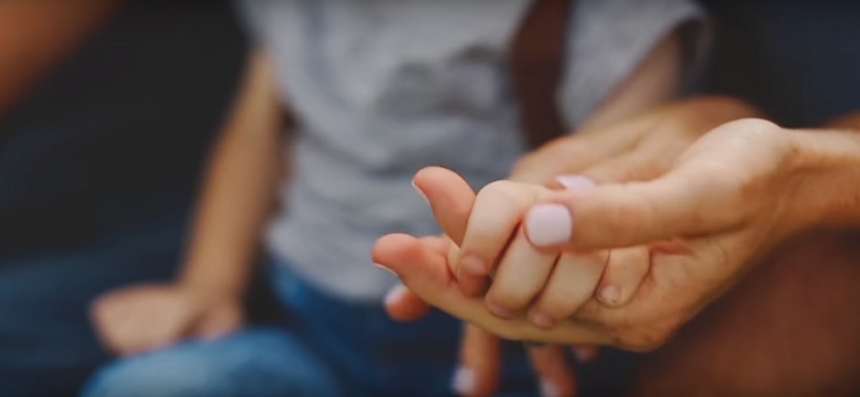Niesamowite, nikt nie może uwierzyć, że te maluchy to bliźniaki. Nawet ich mama miała wątpliwości