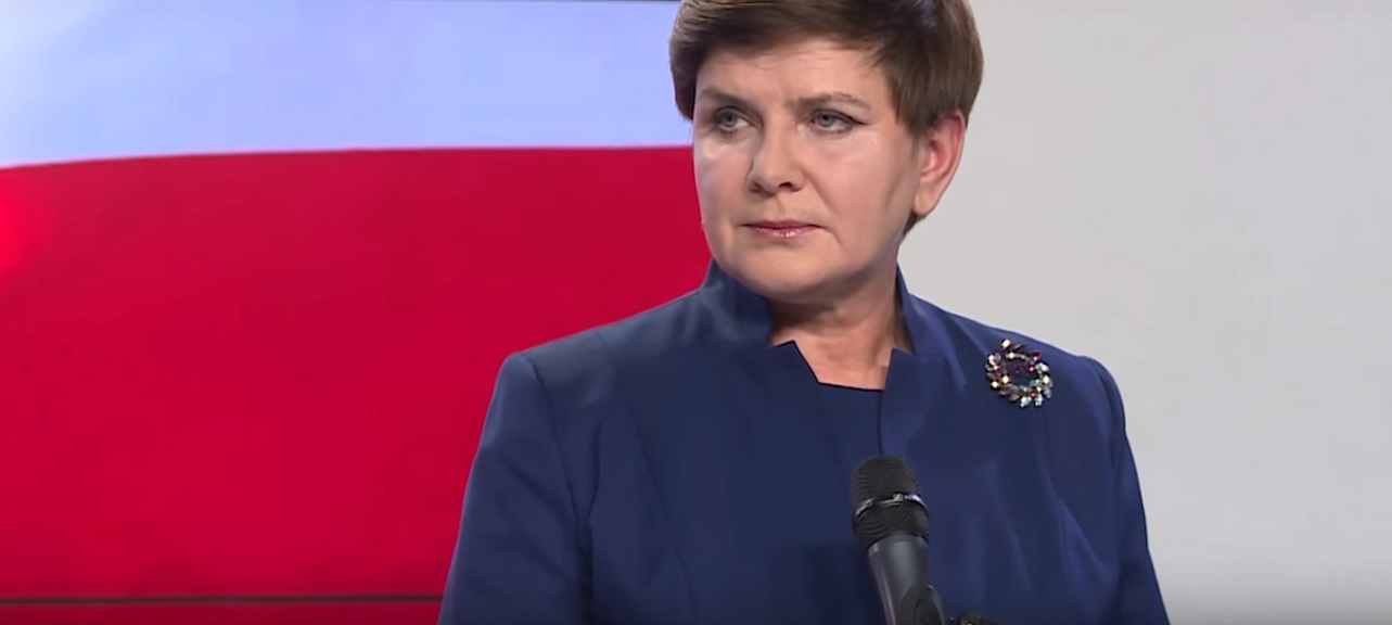 Beata Szydło dostała w prezencie flagę UE. Schowała ją pod stół