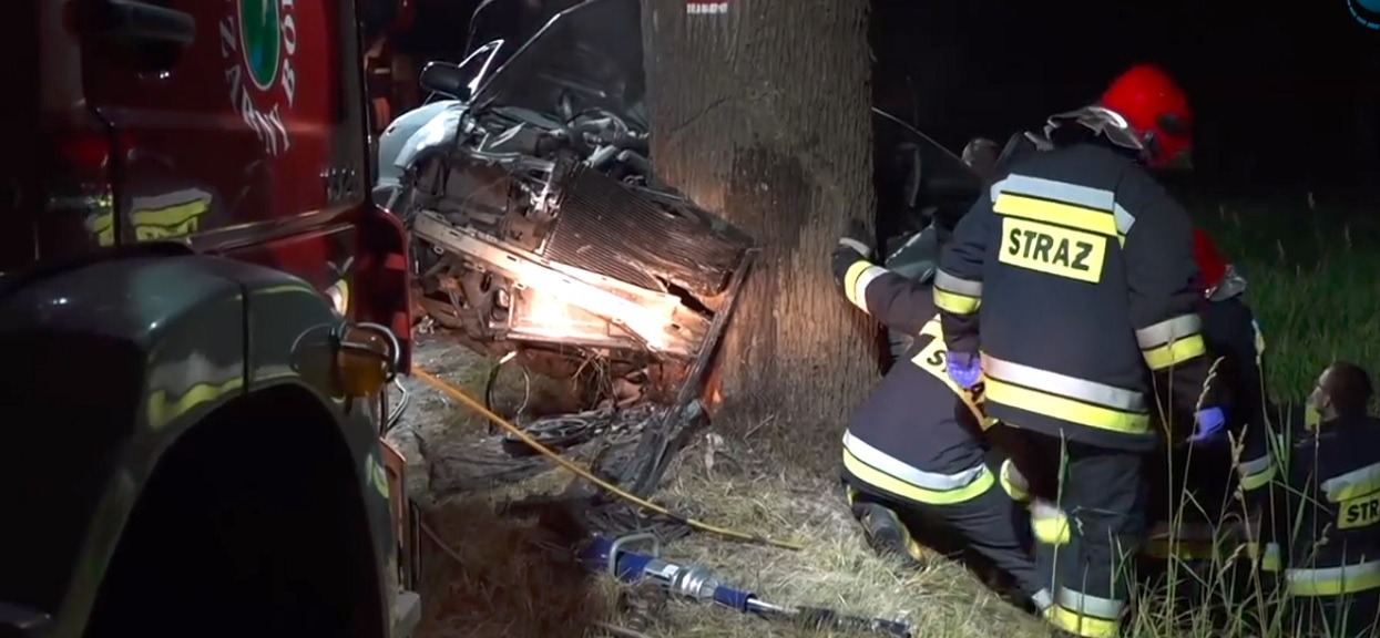 To najbardziej tragiczny wypadek tych wakacji. Wyciągali kierująca nastolatkę z auta wiele godzin, nie żyją młode osoby