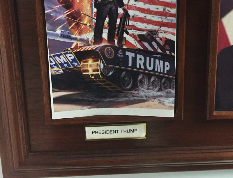 Tak żartuje administracja USA. Memy zamiast oficjalnego zdjęcia Trumpa