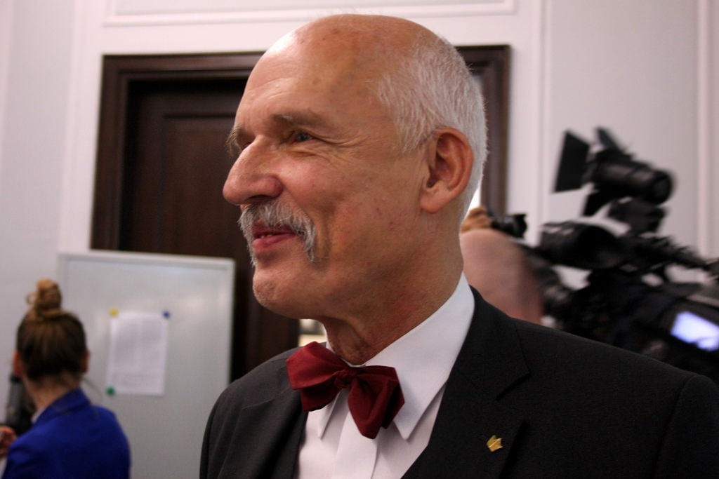Korwin-Mikke: Emeryci coraz bardziej zadłużeni