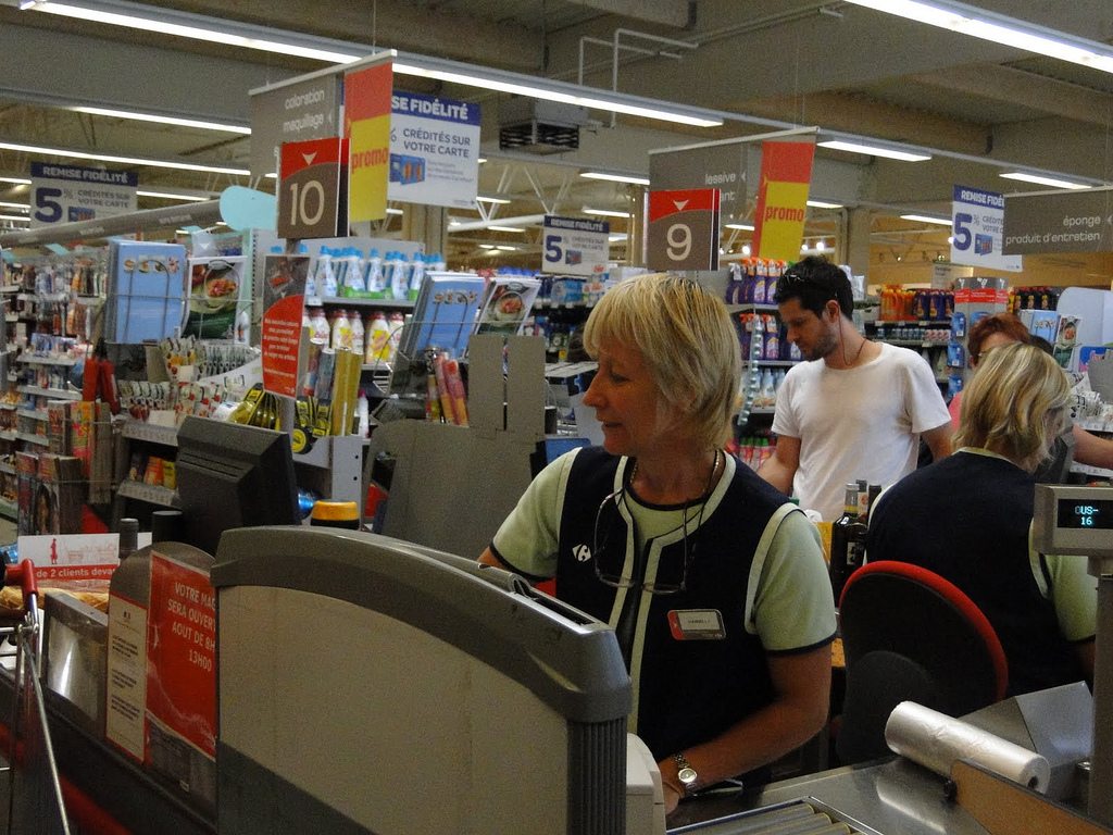 Dyrektor sieci handlowej 3 dni była kasjerką i prawie płakała. Teraz wprowadzi 2 zmiany
