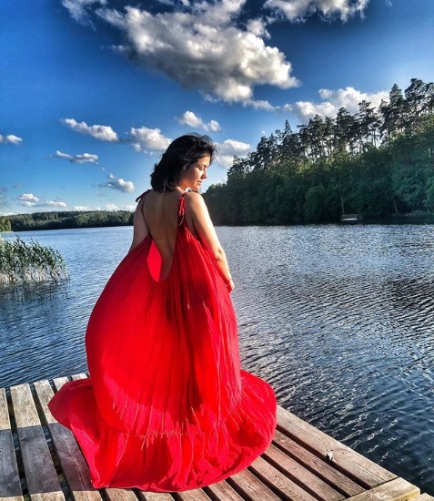 Każda kobieta powinna mieć ją w szafie, mężczyźni oszaleją. Kasia Cichopek w najmodniejszej sukience tego lata (FOTO)