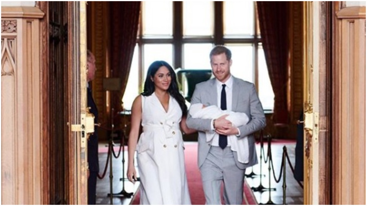 Mamy zdjęcia z chrztu dziecka Meghan Markle i Harry'ego. Będziecie przecierać oczy ze zdumienia, gdy zobaczycie jak ubrali bobasa