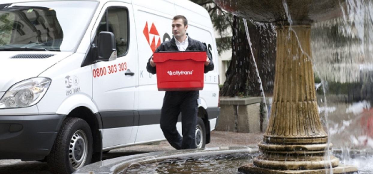 Klient zagroził reklamacją, a kurier wpadł w prawdziwą furię, zaczął strzelać do niego z broni. Teraz odpowie za swoje zachowanie