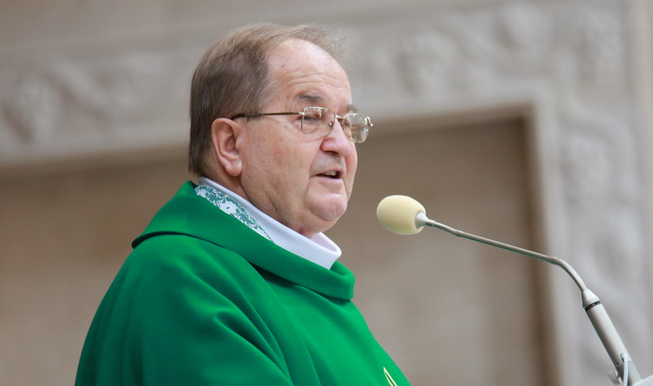 Rydzyk pilnie potrzebuje nowego samochodu transmisyjnego. Żąda od wiernych słuchaczy 5 milionów złotych