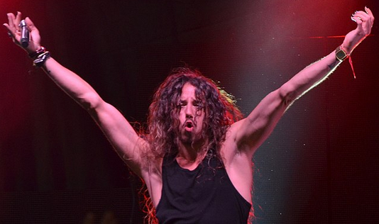 Michał Szpak po raz pierwszy pokazał swojego ojca. Fanki oszalały (Zdjęcie)