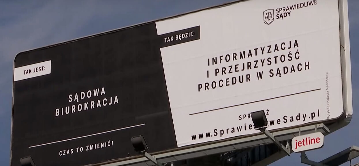 Polska Fundacja Narodowa wydała ponad 8 milionów złotych na billboardy o sądach