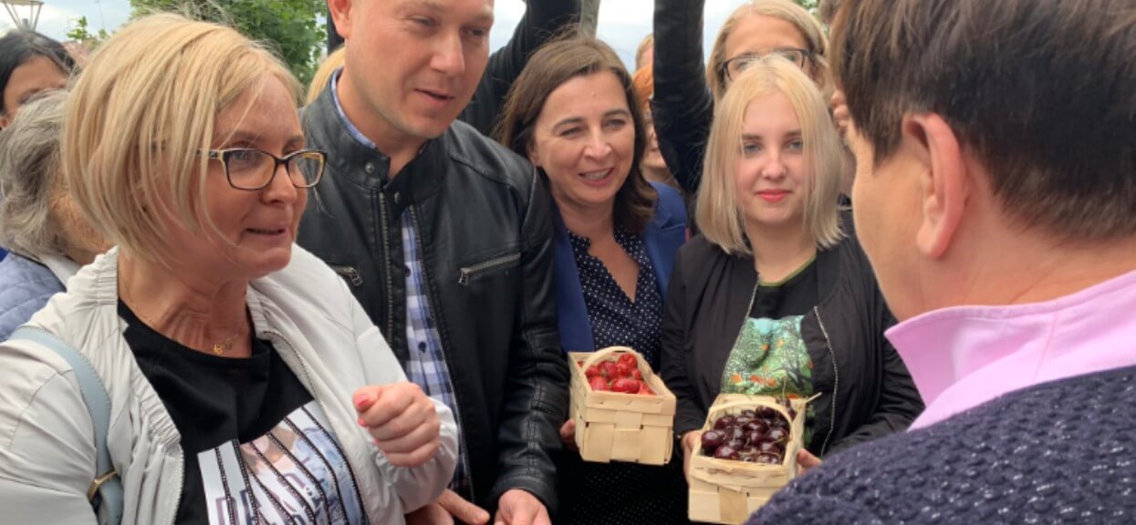 Szydło i PiS publicznie przyłapani na ustawce. Działacze partii udawali "zadowolonych obywateli"