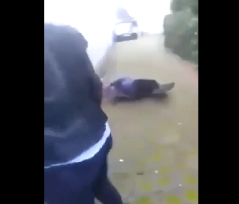 Oburzające nagranie. Nastolatki znęcają się nad starszą kobietą (VIDEO)