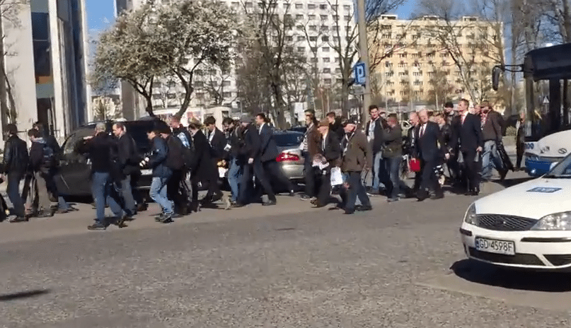 "Spontaniczne" tłumy na wiecu Komorowskiego. Ludzie dowożeni autokarem