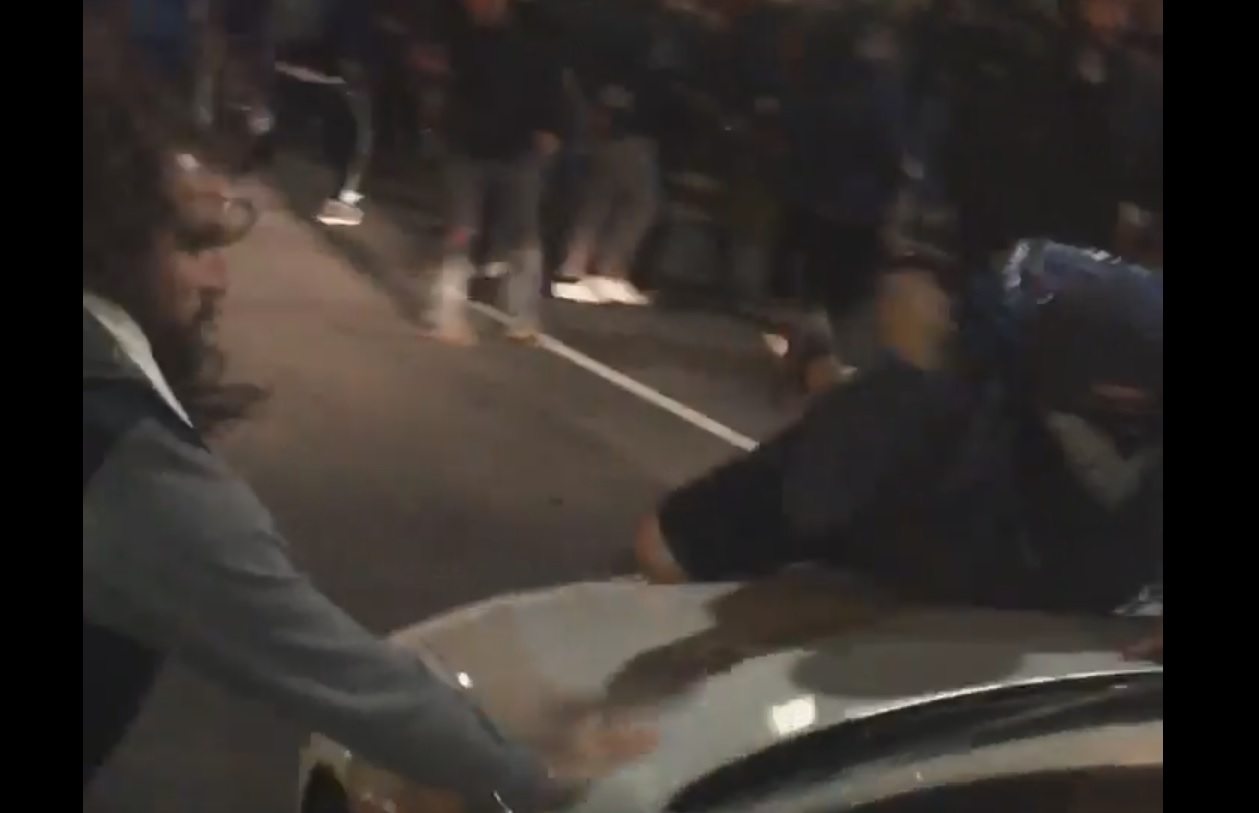 USA: Protestujący przeciwnicy Trumpa zablokowali drogę samochodowi. Kierowca ich staranował (video)