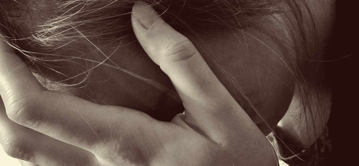 "Wszystko zostaje w rodzinie". Teść nie miał żadnych oporów. Najpierw złapał ją za udo