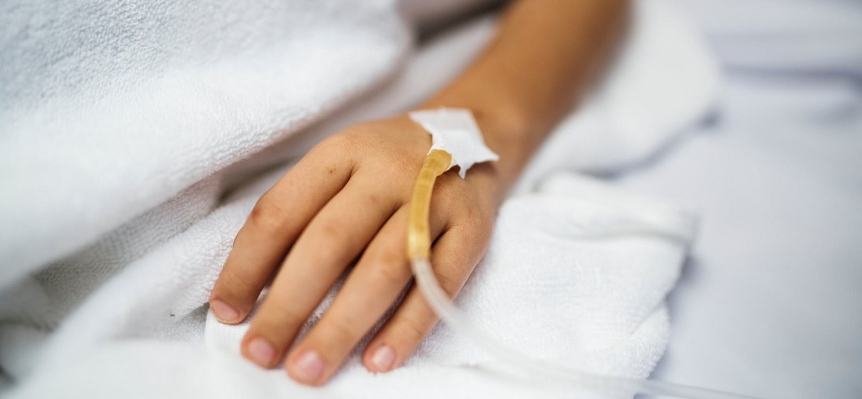 5-letnie dziecko budzi się po operacji samotne i przerażone. Jego prośba rozrywa serce