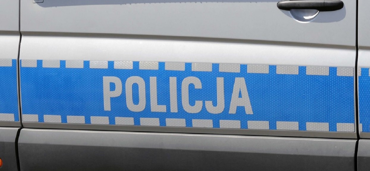 Kobieta otworzyła listonoszowi drzwi, a potworny odór ściął go z nóg. Gdy przyjechali policjanci, aż pobledli