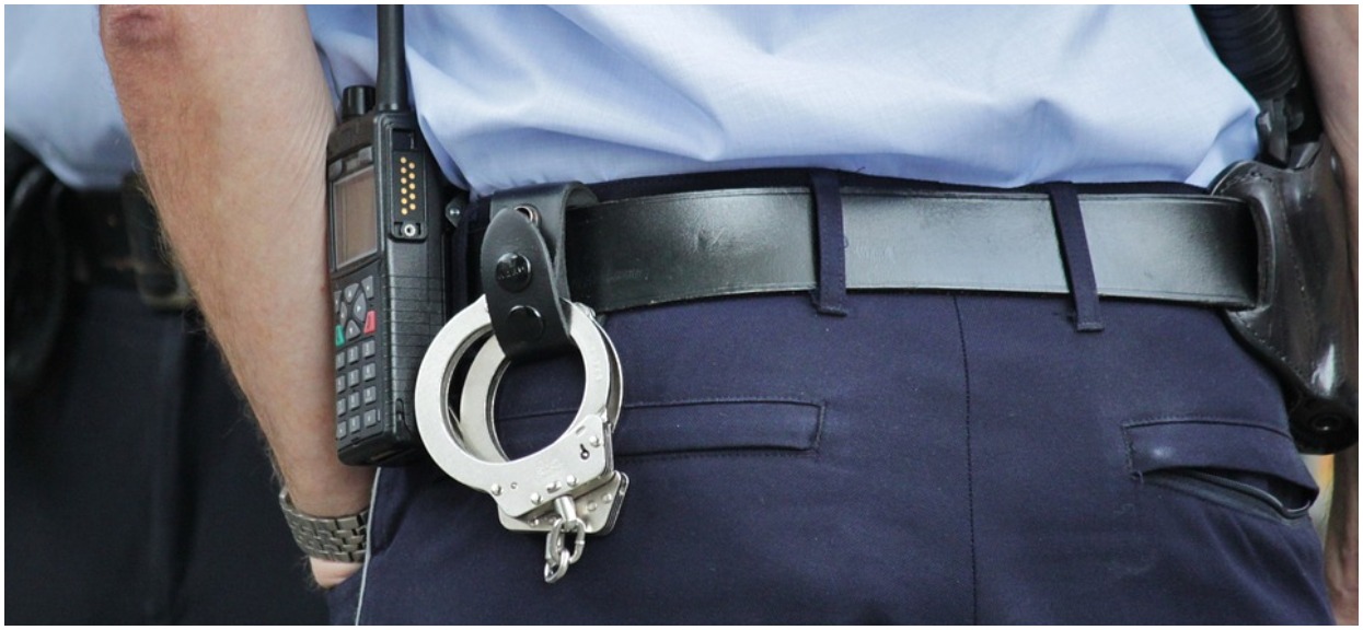 Policjant pomylił świadka ze swoim kochankiem z Internetu. Niewiarygodne sceny na komisariacie