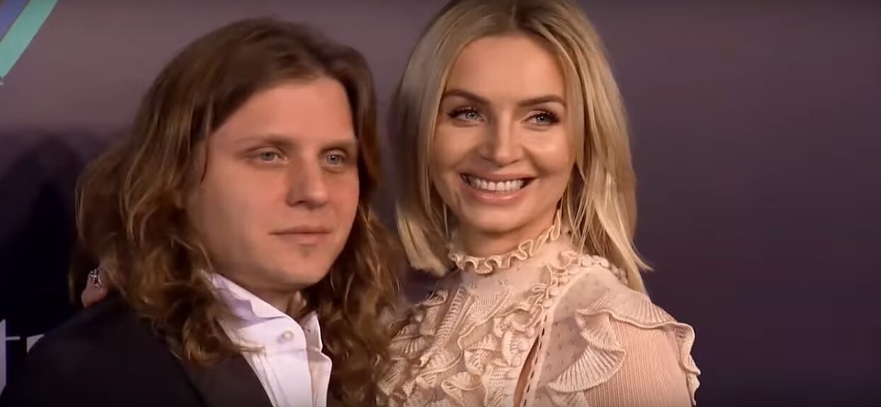 Tragiczny finał zabawy Agnieszki Szulim z mężem na stole. Zdjęcie połamanej gwiazdy trafiło do sieci