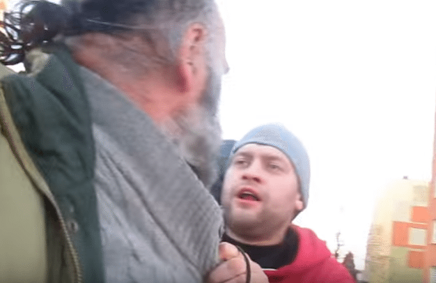 Pijany dresiarz zdjął majtki i zaatakował niepełnosprawnego starszego pana (video)