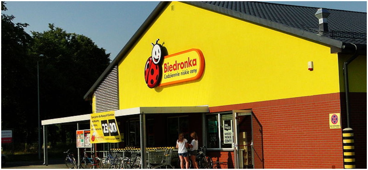 Najbardziej kultowe polskie obuwie właśnie wróciło do Biedronki! Cena jest śmieszna jak próby Norbiego w Jaka to Melodia